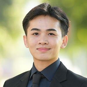 Hau Luu Headshot | School of Business